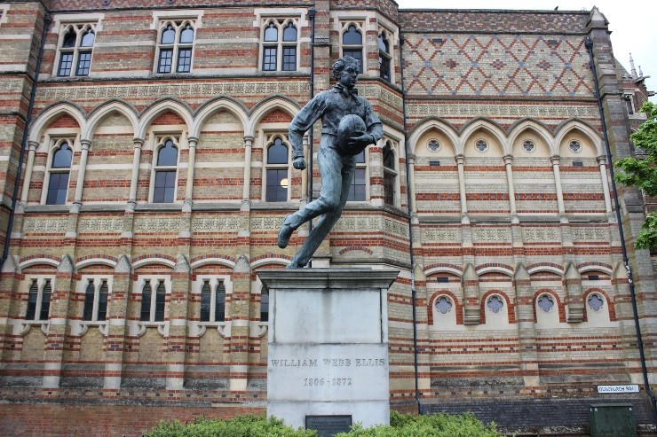 Estatua homenaje a William Webb Ellis en el frontis del Rugby School, Inglaterra.
    Fotos: gentileza World Rugby