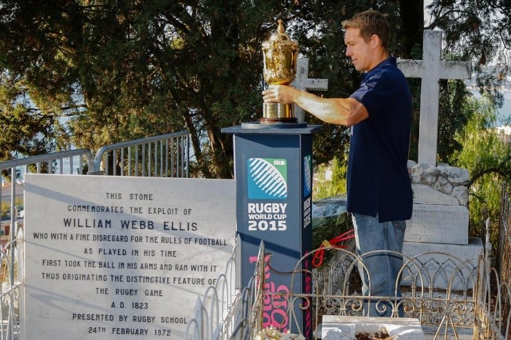 Jonny Wilkinson, uno de los mejores rugbistas de la historia y campeón con Inglaterra en el munidal de Australia 2003 rinde homenaje junto a la copa del mundo de rugby en la tumba de William Webb Ellis en un cementerio en la cuidad Menton, Francia. Foto: gentileza World Rugby