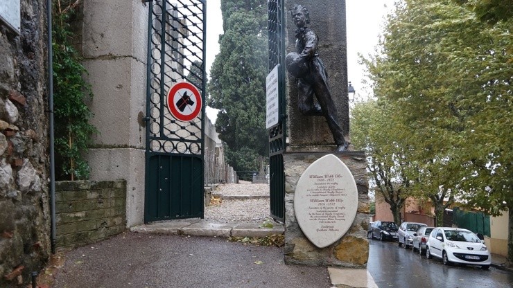 Estatua en homenaje a William Webb Ellis en el cementerio donde descansan sus restos mortales en la ciudad de Mentón, Francia. Foto: gentileza World Rugby