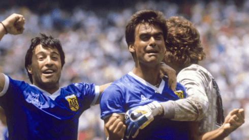 Tata Brown abrazado en Argentina, con la que ganó el Mundial de México '86.