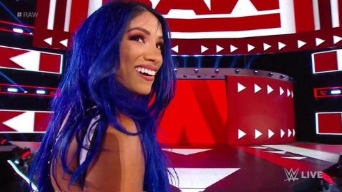 Una renovada Sasha Banks regresa a RAW y le da una paliza a Becky Lynch