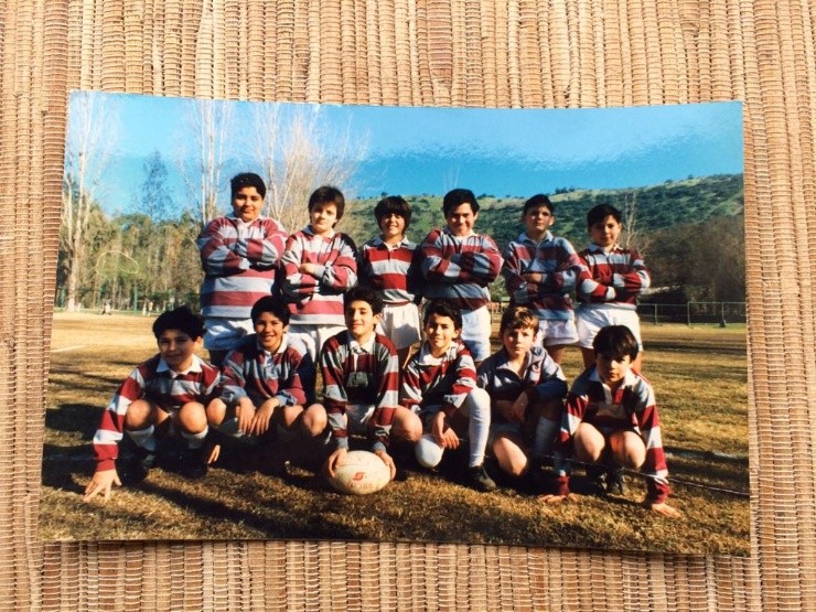 Milovan Mirosevic, abajo con el balón en sus manos, junto a sus compañeros del equipo de rugby del Saint Gabriel&#039;s School, año 1993 Foto: gentileza Milovan Mirosevic