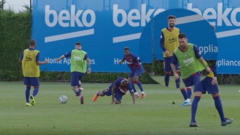 Vidal sufrió con Messi en el entrenamiento del Barcelona.