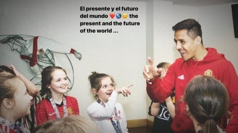 Un Alexis feliz junto a los niños de la Fundación Manchester United