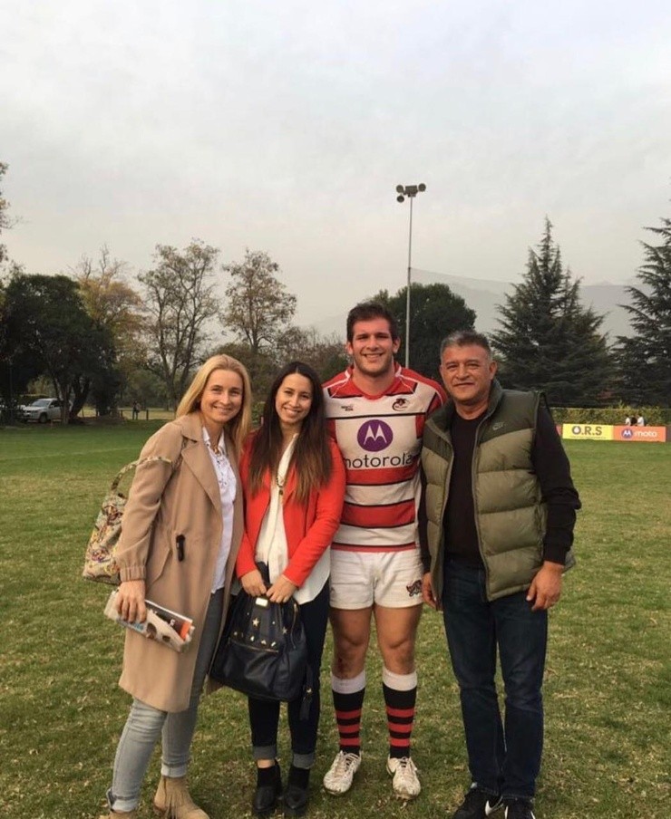 Claudio Borghi, su señora Mariana Pagnucco y su hija Dominique Borghi acompañando a Filippo durante un partido de Old Reds, club de la máxima división del rugby chileno. (Foto: Cedida por FilippoBorghi).