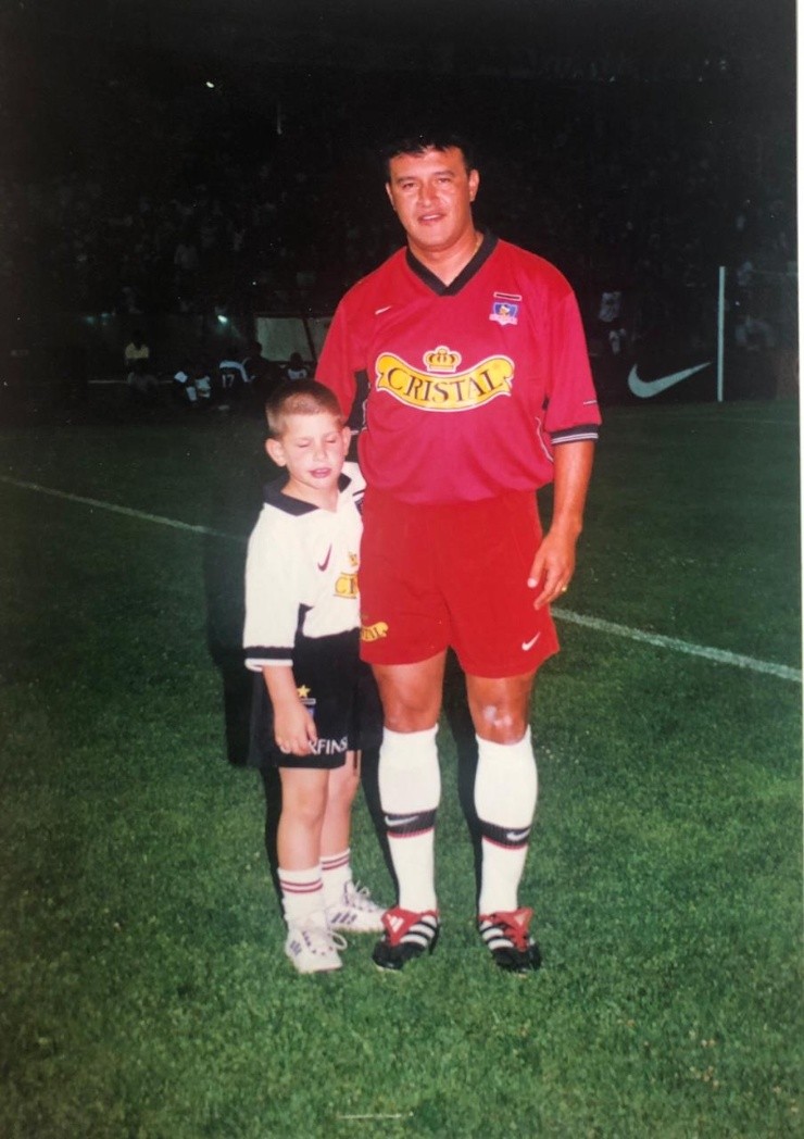 Claudio Borghi y su hijo Filippo, de entonces 6 años, cuando el año 2001 el Bichi fue ayudante de Roberto Hernández en Colo Colo. (Foto: Filippo Borghi).