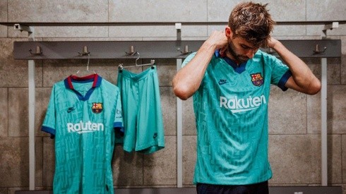 Piqué y la nueva tercera camiseta del Barça.