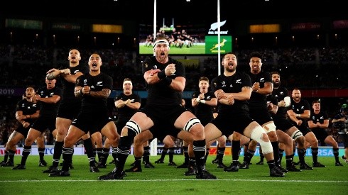 All Blacks realizan el Haka, en su debut en el Mundial de Rugby de Japón, ante Sudáfrica.