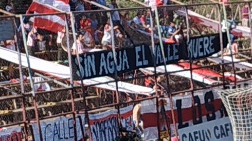 Parte de la protesta de los hinchas de Unión San Felipe y San Luis por la sequía en la zona.