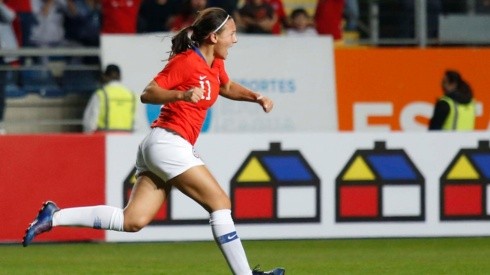Kadzban festeja su histórico gol por Chile.
