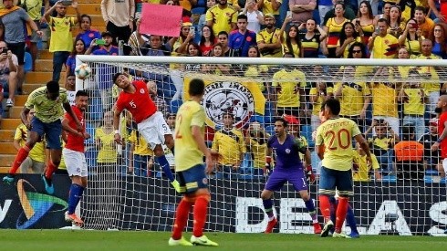 Chile termina el partido sin capitán ante Colombia