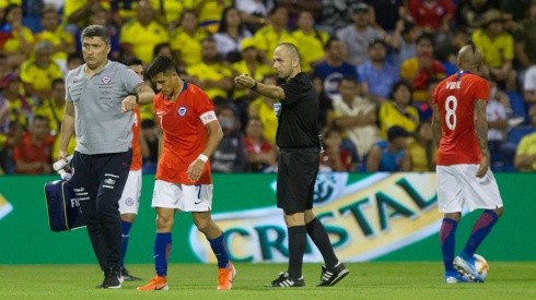 Alexis se fue lesionado en el partido ante Colombia.