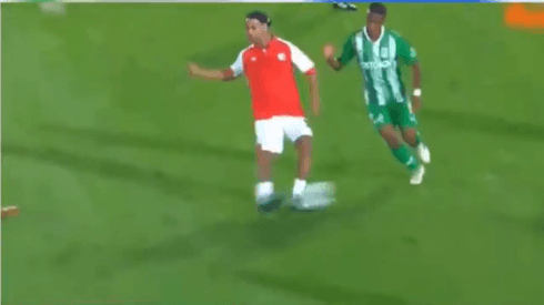 Gran acción individual de Ronaldinho.