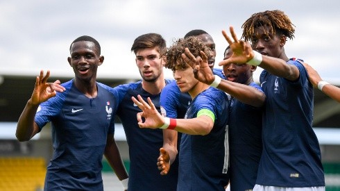 Adil Aouchiche (con la jineta al centro) encabeza esta selección de Francia.