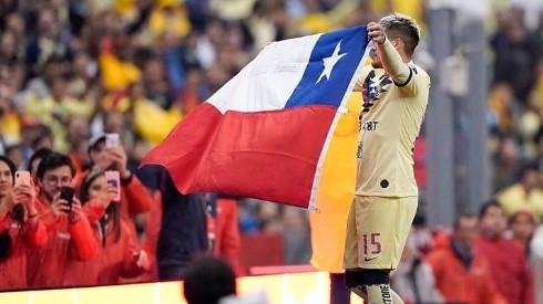 Nico Castillo y su bandera de "Chile despertó".