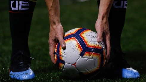 El balón deberá esperar para rodar en el fútbol chileno.