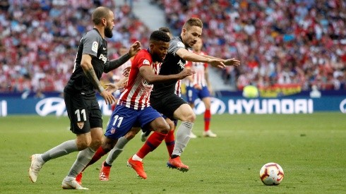 Sevilla y Atlético de Madrid se enfrentan por la Liga de España.
