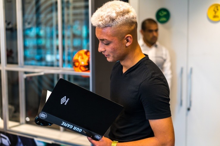 Matías Tobar en la firma de su contrato con Umbro. Foto: Guille Salazar.