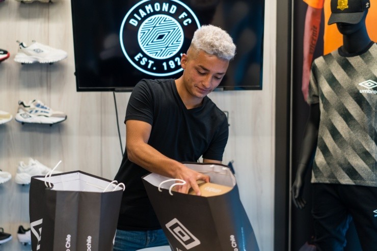 Matías Tobar recibiendo los productos de su contrato con Umbro. Foto: Guille Salazar.