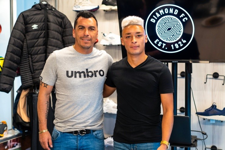 Matías Tobar acompañado por Esteban Paredes en la firma del contrato con Umbro. Foto: Guille Salazar.