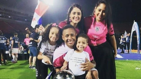 Gaby Torres celebró con bandera panameña y su familia en Asunción