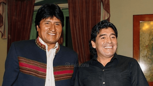Maradona le presta ropa a Evo Morales