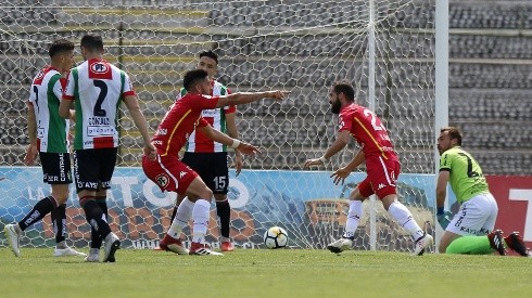 Palestino-Unión Española reiniciará el fútbol este viernes a las 16:00 horas