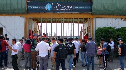 El frontis del Municipal de La Pintana tras la suspensión del partido.