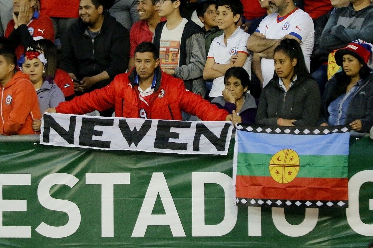 Algunos simbolismos mapuche que pudieron ingresar al estadio.