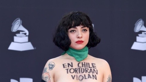 La radical protesta de Mon Laferte en los Latin Grammy
