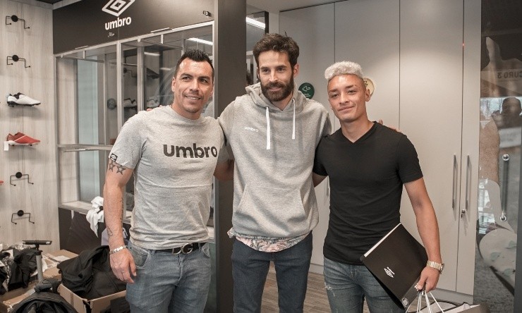 Matías Tobar junto a Esteban Paredes, en la firma del contrato exclusivo con Umbro. (Foto: Umbro).
