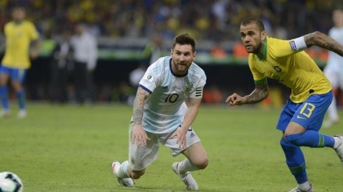 La del picado: Dani Alves asegura que están acostumbrados a ganarle a Argentina