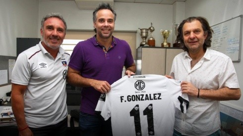 Fernando González recibiendo la camiseta de Colo Colo