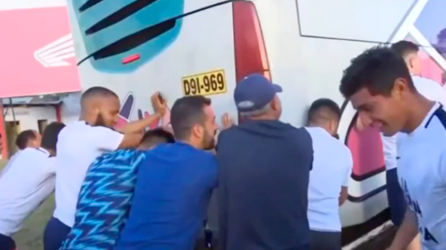 ¡Increíble! Alianza Lima se corona campeón en Perú y se va del estadio empujando el bus