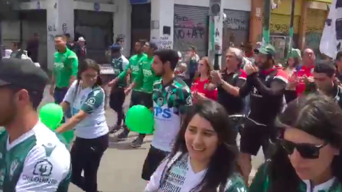 Plantel de Santiago Wanderers se une a marcha junto a hinchas que exigen el ascenso a Primera A