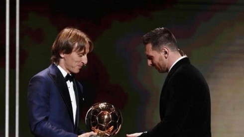 Modric le dio las felicitaciones a Messi al momento de entregarle el Balón de Oro