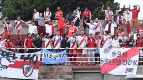 River Plate premia a los hinchas que viajaron tres días en bus para ver la final de la Copa Libertadores en Lima.