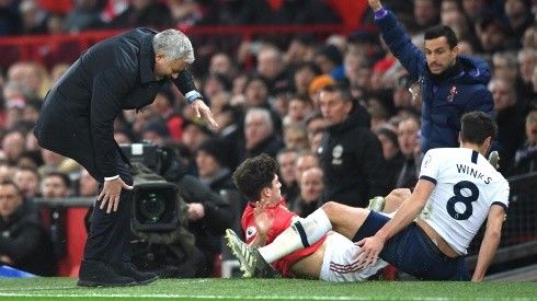 Le dan en la rodilla a Mourinho.
