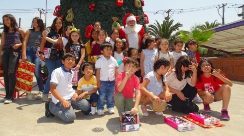 Decenas de niños y niñas de los Programas Sociales del municipio capitalino se reunieron con el Viejito Pascuero.