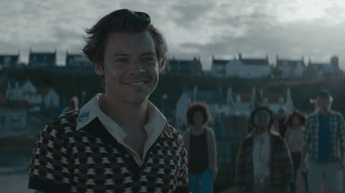 "Adore You": Harry Styles se hace amigo de un pez