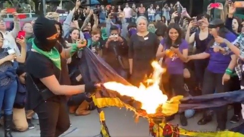 Mujeres queman bandera del América por los canteranos que tomaron a la chacota el mensaje de Las Tesis.