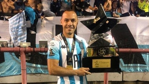 Díaz festeja el Trofeo de Campeones junto a la hinchada de Racing