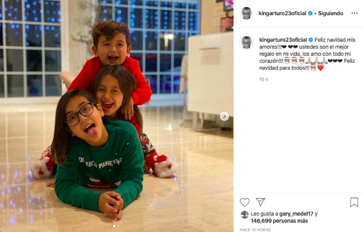 Arturo Vidal festejando junto a sus hijos.