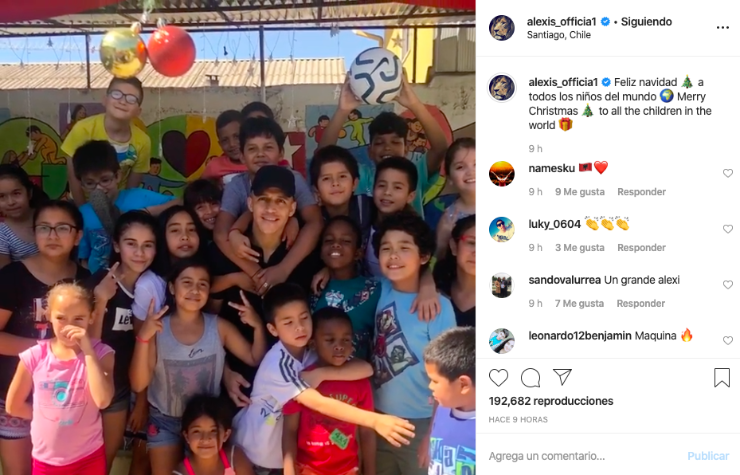 Alexis Sánchez haciendo felices a niños y niás de Tocopilla.