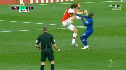 David Luiz se salvó de la tarjeta en esta arriesgada acción contra N'Golo Kanté
