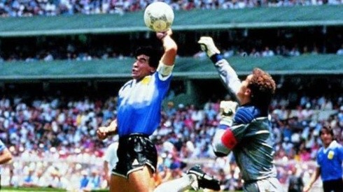 Maradona anota el primer gol del partido con la mano.