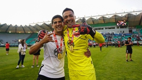 Julio Barroso con Miguel Pinto celebrando la Copa Chile.