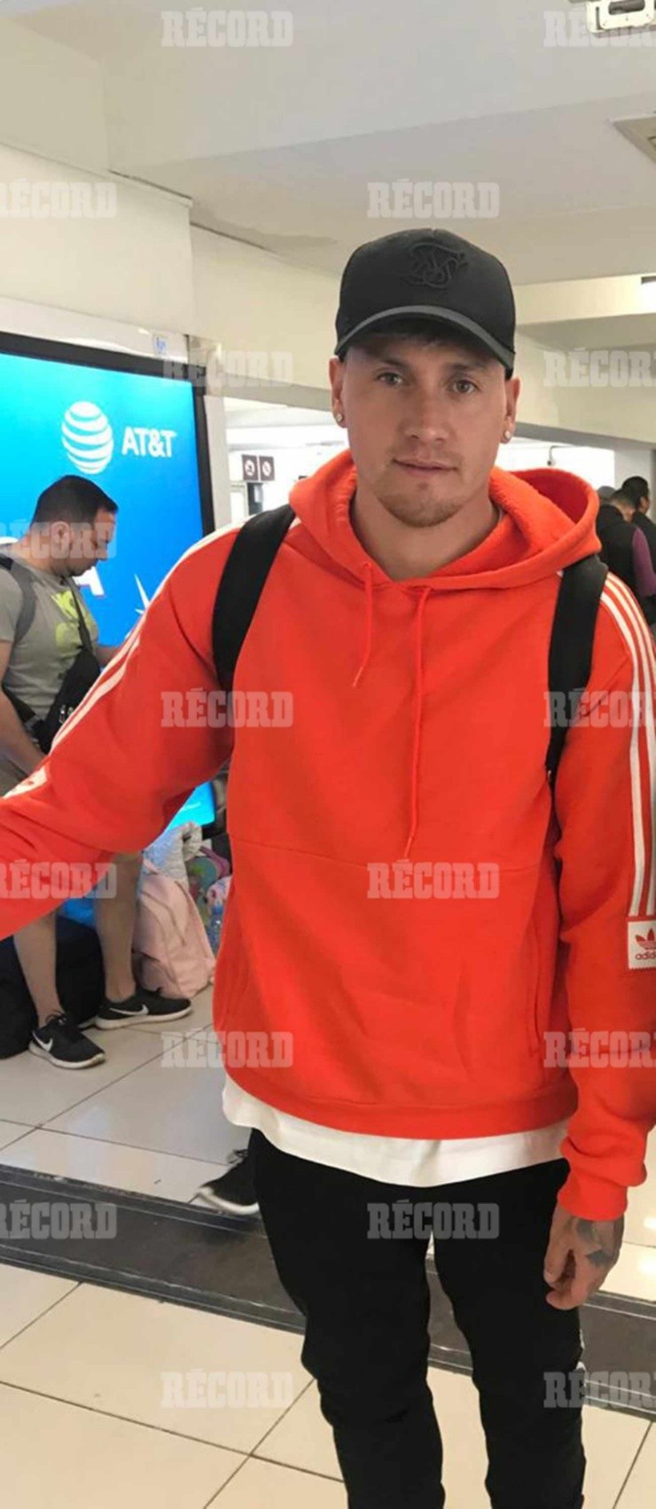 Nicolás Castillo fue fotografiado antes de volar a Cancún