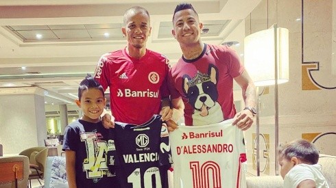 Leonardo Valencia posó gustoso con Andrés D'Alessandro a horas de la Copa Libertadores