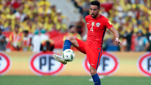 Mauricio Isla defendiendo la camiseta de la selección chilena